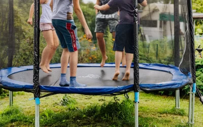 Trampoliny ogrodowe – czy są bezpieczne dla dziecka w każdym wieku?
